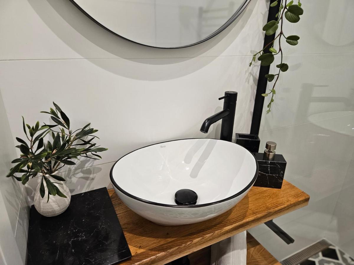 Design Apt In Old Town-Free Parking-Balcony Bratislava Bagian luar foto
