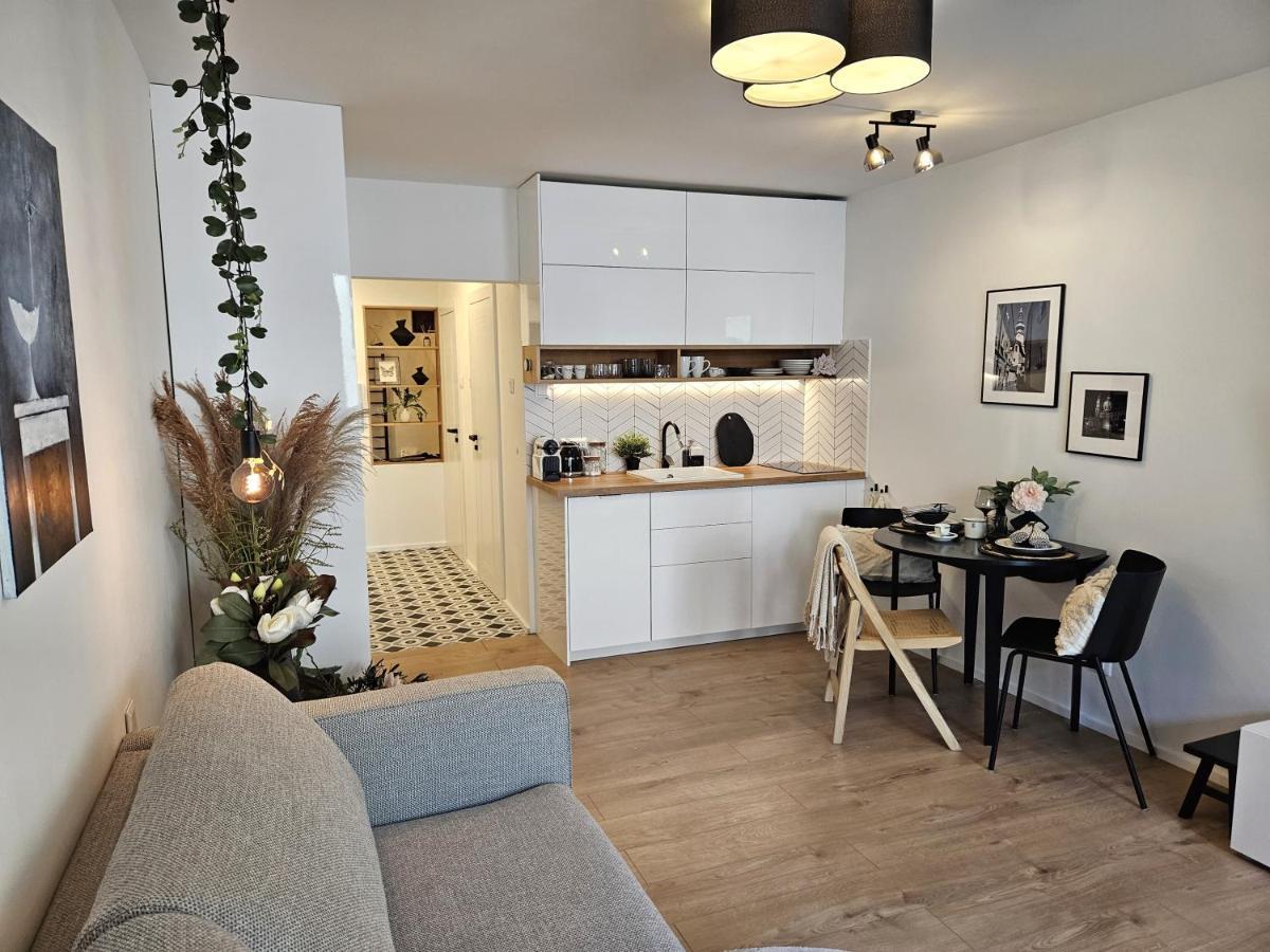 Design Apt In Old Town-Free Parking-Balcony Bratislava Bagian luar foto