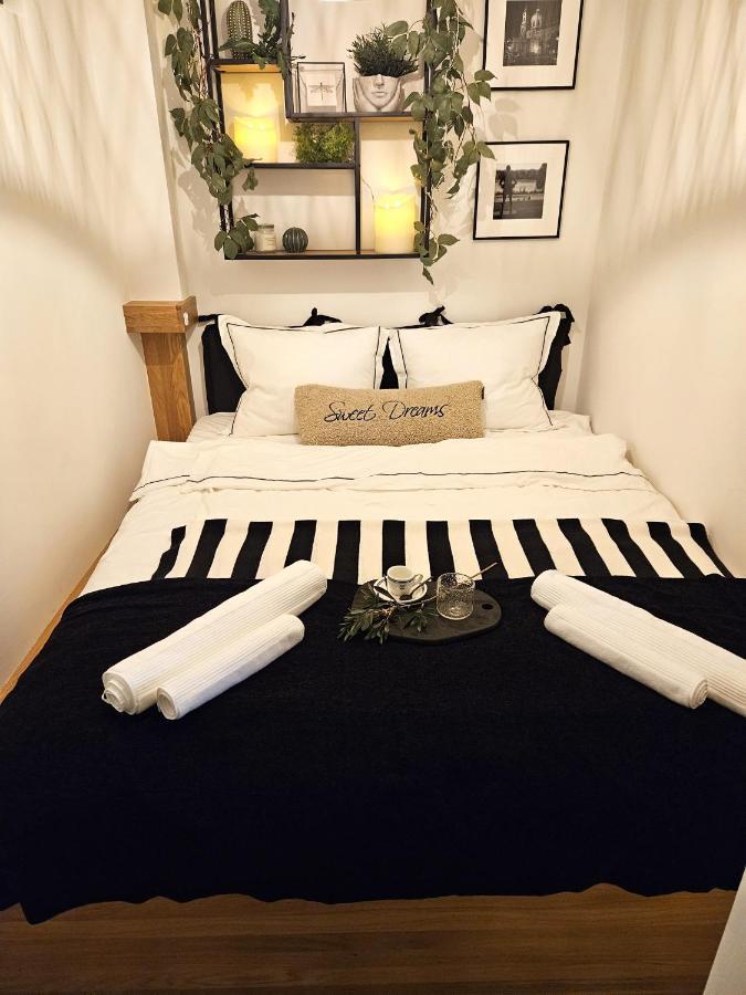 Design Apt In Old Town-Free Parking-Balcony Bratislava Bagian luar foto