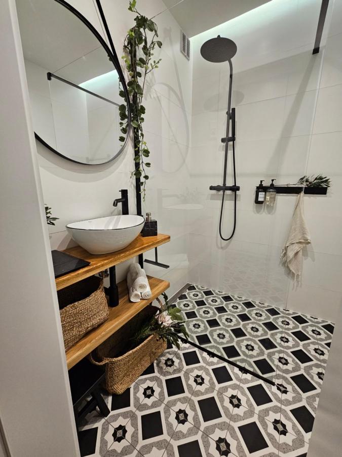 Design Apt In Old Town-Free Parking-Balcony Bratislava Bagian luar foto
